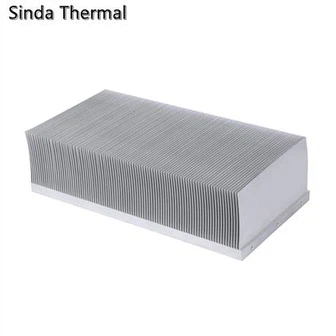 Duży aluminiowy radiator ze ściętymi żebrami do falownika